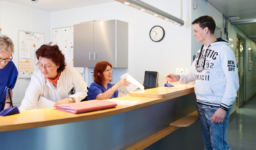 Anmeldebüro der IKO: Ein Patient meldet sich an der IKO an